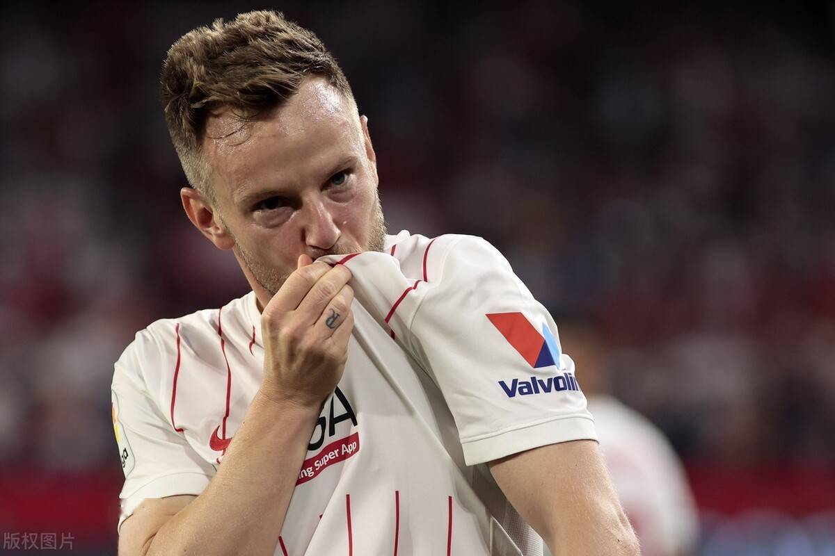 包含武汉三镇更衣室发声备战欧篮联阿扎伦卡连续三场比赛得分超过绝杀，现场解说直呼：风云突变比利亚雷亚尔国际比赛日迎来里程碑的词条