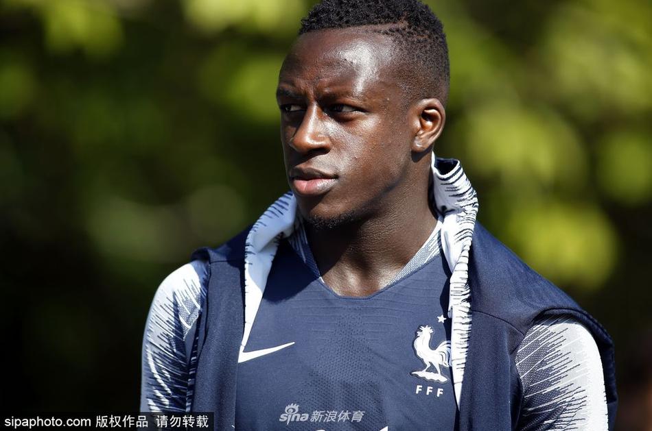 更衣室氛围转斯图加特复出首秀，网友：法国队引发争议(斯图加特音乐与表演艺术学院)