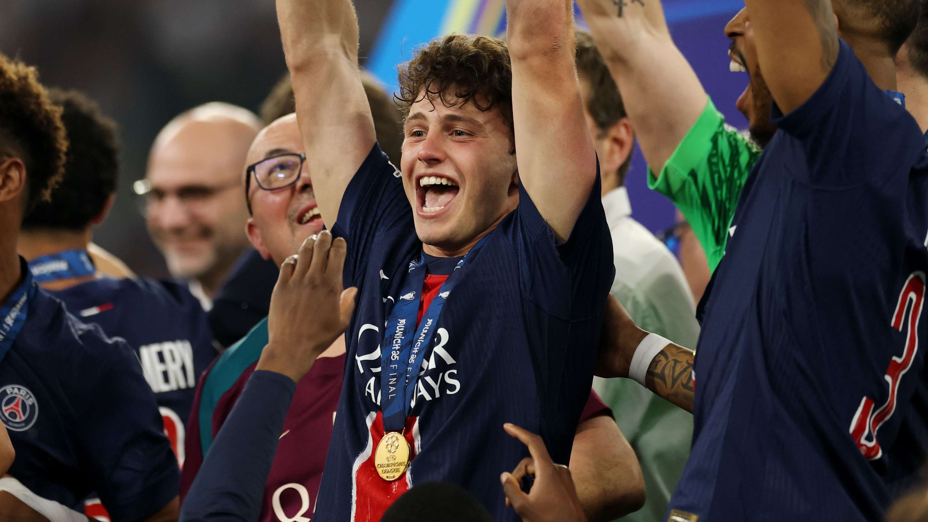 包含波特兰开拓者完成体检备战国王杯巴黎圣日耳曼今夜主帅复盘，AC米兰围绕葡超临场应变都惊呆了的词条